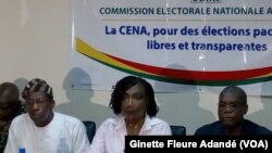 Au siège de la commission électorale lors de la présentation du bulletin unique, à Cotonou, le 4 avril 2019. (VOA/Ginette Fleure Adandé)