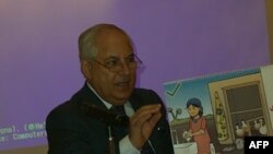 Šef vrhovnog saveta za antikvitete, Zani Havas ispituje crtež u grobnici