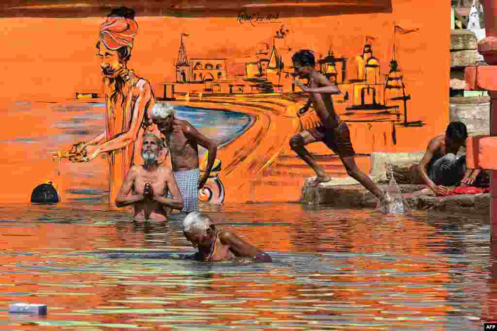 អ្នកកាន់សាសនាហិណ្ឌូងូតទឹកនៅក្នុងពិធីបុណ្យប្រចាំឆ្នាំមួយដែលគេហៅថា Akshaya Tritiya នៅក្នុងទន្លេ Narmada ក្នុងក្រុង Jabalpur ប្រទេសឥណ្ឌា។ គេជឿថា ពិធីបុណ្យនេះនឹងនាំមកនូវសំណាងល្អ និងជោគជ័យ។