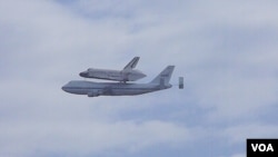 El Discovery vuela sobre la Alameda de Washington.