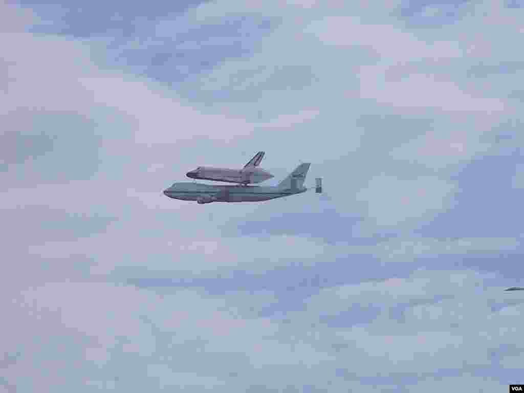A lomos del Jumbo 747 el Discovery volvió a provocar admiración en los estadounidenses.