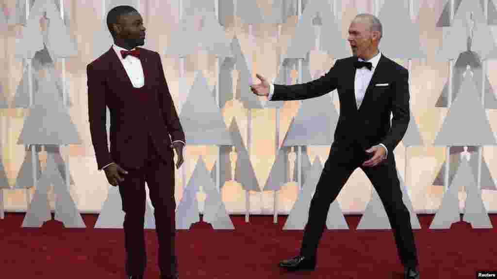 Les acteurs David Oyelowo (G) et Michael Keaton parlent aux 87e Oscars&nbsp; à Hollywood, en Californie le 22 février 2015.