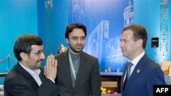 Tổng thống Iran Mahmoud Ahmadinejad (trái) và Tổng thống Nga Dmitry Medvedev (phải) gặp nhau bên lề Hội nghị Thượng đỉnh của Tổ chức Hợp tác Thượng Hải tại Kazakhstan, ngày 15/6/2011