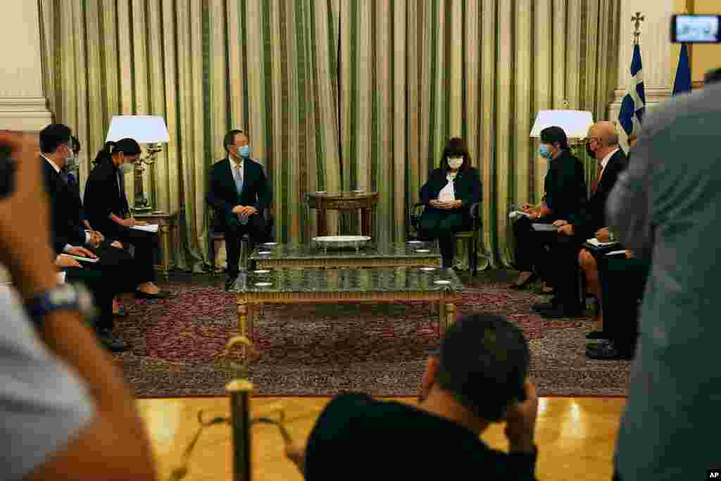 중국 양제츠 공산당 외교 담당 정치국원이 그리스 아테네에서 카테리나 사켈라로풀루 대통령을 만나고 있다. 