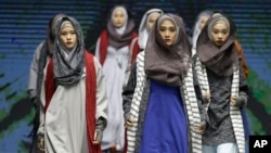 Model menampilkan kreasi oleh Rosie Rahmadi selama Festival Fashion Muslim di Jakarta, Indonesia, Jumat, 3 Mei 2019. Acara ini diadakan untuk menyambut bulan puasa Ramadhan yang akan datang. (Foto: AP / Achmad Ibrahim)