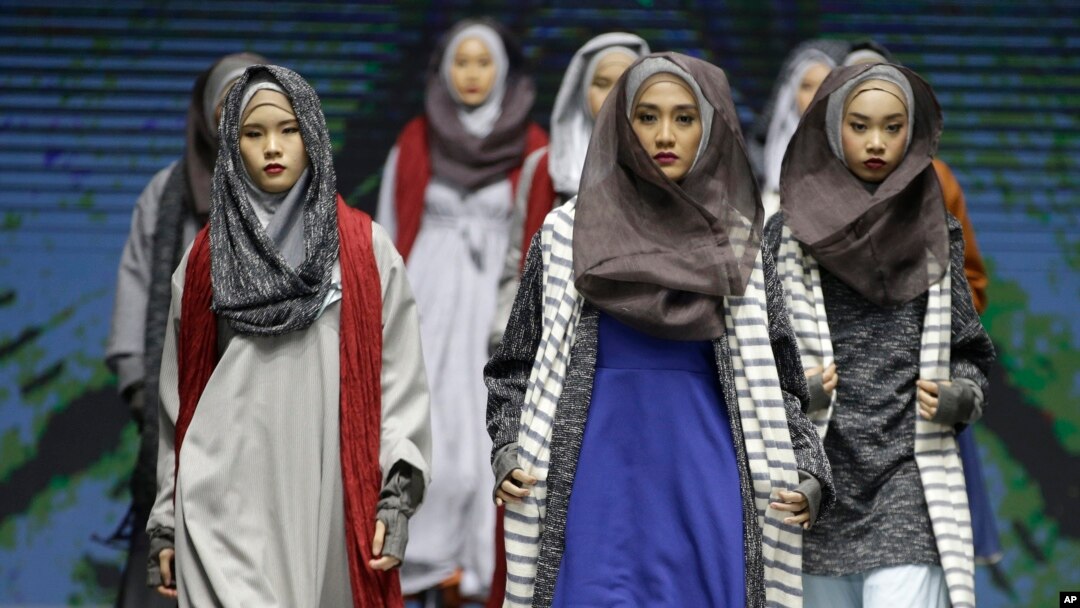 Model menampilkan kreasi oleh Rosie Rahmadi selama Festival Fashion Muslim di Jakarta, Indonesia, Jumat, 3 Mei 2019. Acara ini diadakan untuk menyambut bulan puasa Ramadhan yang akan datang. (Foto: AP / Achmad Ibrahim)