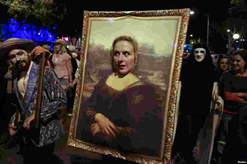 Erin Kunse dresses up as the Mona Lisa painting at the West Hollywood Halloween Costume Carnaval, West Hollywood, California, Oct. 31, 2013.