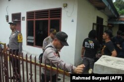 Polisi Indonesia menyelidiki sebuah rumah tempat seorang pelaku bom bunuh diri tinggal, di Medan, Sumatera Utara, pada 13 November 2019, setelah serangan bunuh diri yang diduga terjadi ketika apel pagi.