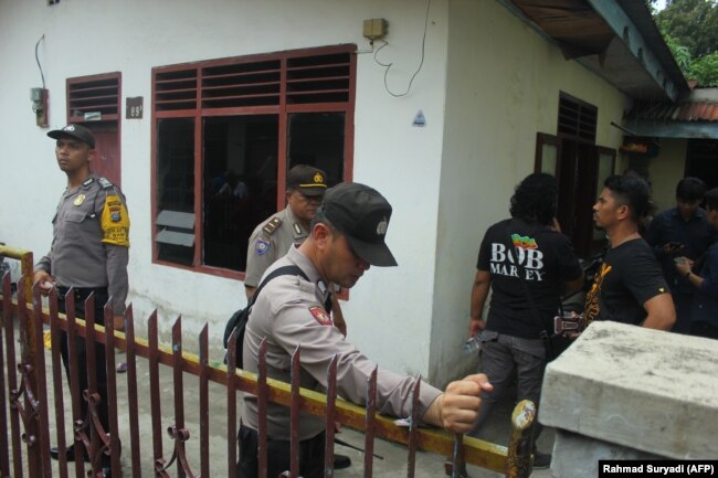 Polisi Indonesia menyelidiki sebuah rumah tempat seorang pelaku bom bunuh diri tinggal, di Medan, Sumatera Utara, pada 13 November 2019, setelah serangan bunuh diri yang diduga terjadi ketika apel pagi.