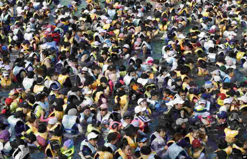 서울 용인시의 캐리비안 베이에서 시민들이 폭염을 피해 물놀이를 즐기고 있다.&nbsp;