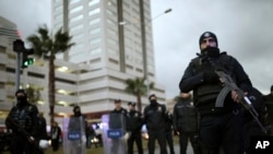 Les officiers de police garde le lieu de l'explosion à Izmir, en Turquie, le 5 janvier 2017.