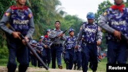 Des policiers birmans sur le site d'affrontements entre
bouddhistes et musulmans Rohingyas, Sittwe, le 10 juin 2012. 