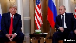 Presiden AS Donald Trump (kiri) saat bertemu Presiden Rusia Vladimir Putin di Helsinki, Finlandia, 16 Juli 2018 (foto: dok). 