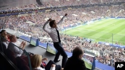 2018年7月15日在莫斯科卢日尼基体育场举行的2018年足球世界杯足球赛法国和克罗地亚的决赛中，法国总统埃马纽埃尔·马克龙看球，心情激动，手舞足蹈。