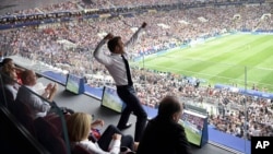 Nguyên thủ Pháp Emmanuel Macron phản ứng trong trận chung kết hôm 15/7.