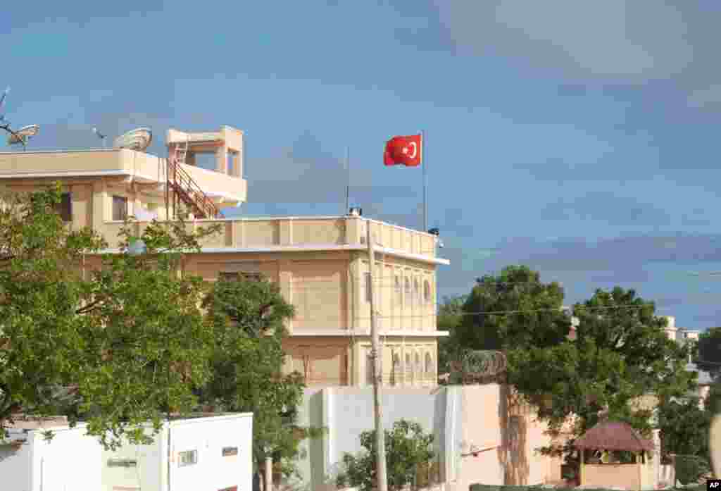 Turkey has opened an embassy in Mogadishu and is expanding business ties with Somalia.(Pete Heinlein/VOA)