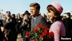 کندی در سال ۱۹۶۱ به قدرت رسید اما در ۲۲ نوامبر ۱۹۶۳، دقایقی بعد از این عکس حین بازدید از شهر دالاس در تگزاس کشته شد.