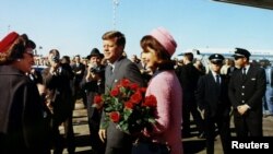 President John F. Kennedy and first lady Jacqueline Bouvier Kennedy arrive at Love Field in Dallas, Texas November 22, 1963 111111111111