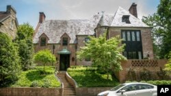 Rumah bergaya Tudor di kawasan Kalorama, Washington DC yang dibeli oleh keluarga mantan
Presiden AS Barack Obama (foto: dok).