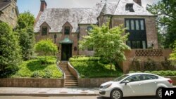 房地产界2016年5月25日热议说，奥巴马夫妇离开白宫后将在华盛顿的一个高档社区租住这栋九卧室豪宅。6月1日，媒体报道说，奥巴马要买下自己一直租住的房子。