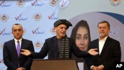 Perezida wa Afuganistani Ashraf Ghani, hagati, inyuma yo kwemezwa ko yatsindiye manda ya kabiri i Kabul, kw'itariki 19/02/2020. 