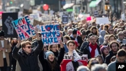 Người biểu tình hô khẩu hiệu chống Tổng thống đắc cử Donald Trump trong khi họ tuần hành trên Đại lộ Năm ở Thành phố New York, ngày 12 tháng 11, 2016.