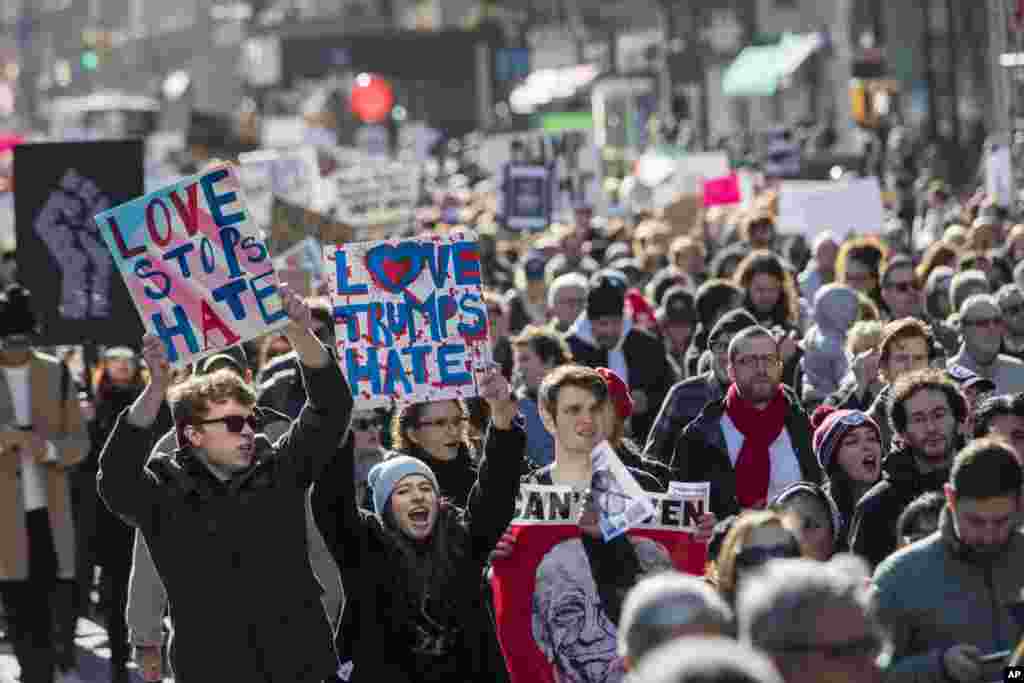 Manifestantes cantam palavras de ordem enquanto marcham pela 5&ordf; Avenida em Nova Iorque, durante um protesto contra o Presidente-eleito Donald Trump. Nov. 12, 2016.