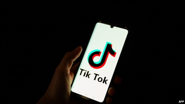 Biểu tượng TikTok trên điện thoại thông minh.