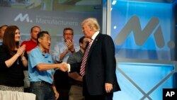 El presidente de EE.UU., Donald Trump, dijo a la Asociación Nacional de Fabricantes que "el renacimiento de la industria de EE.UU. ha comenzado". Sept. 29, 2017.