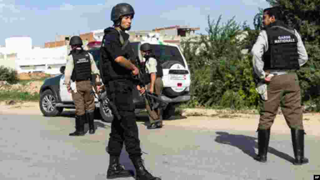Les membres de la Garde nationale tunisienne prennent position dans la banlieue d&rsquo;Oued Ellil de Tunis où une fusillade a eu lieu, en Tunisie, le jeudi 23 octobre 2014. 