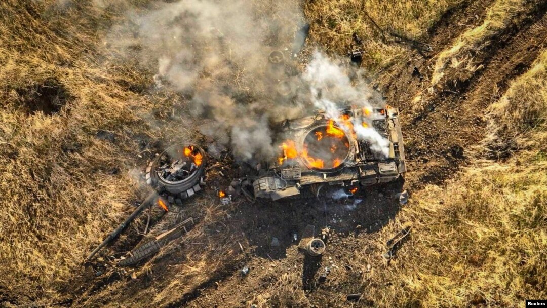 Un tanque ruso arde en un campo cerca del poblado de Vuhledar, en la región ucraniana de Donetsk, el 5 de noviembre de 2023, en esta foto divulgada por un servicio de prensa del Ejército de Ucrania.
