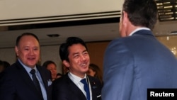 在新加坡举行的香格里拉对话会期间，菲律宾国防部长吉尔伯托·特奥多罗(左已)与日本防卫大臣小泉进次郎(左二)，在部长级圆桌午餐会上会晤美国战争部长皮特·海格塞斯(右一)。(2026年5月30日)