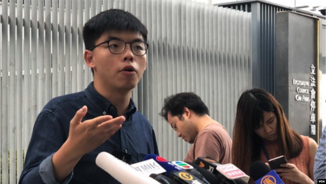 香港众志秘书长黄之锋2019年10月24日在立法会前举行记者会，要求立刻确认他的区议会候选人资格。