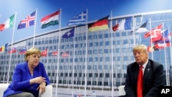 La chancelière allemande Angela Merkel et le président Donald Trump lors de leur réunion bilatérale, à Bruxelles, le 11 juillet 2018