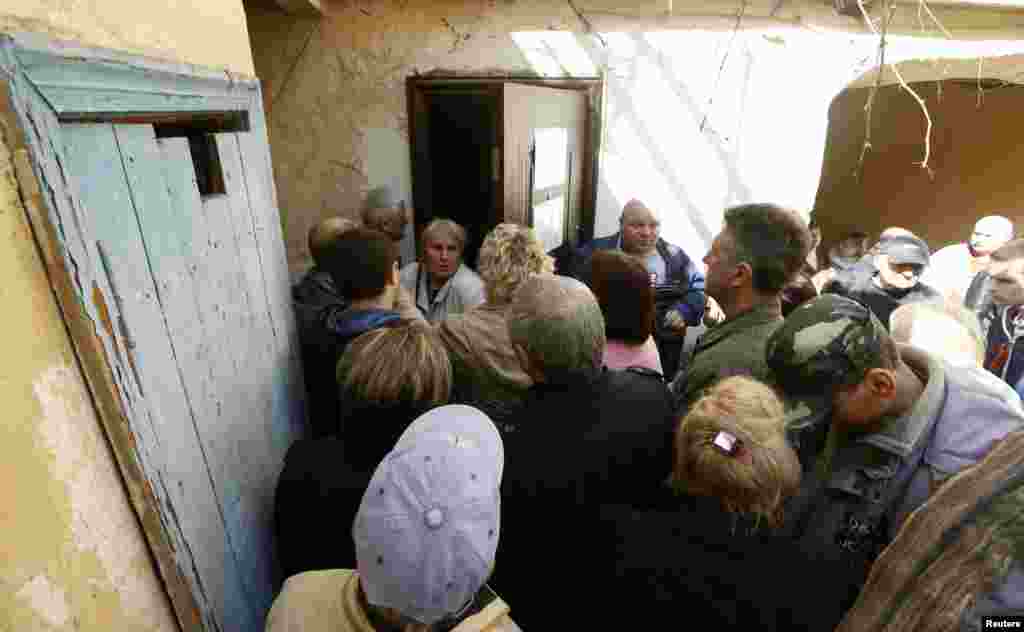 Warga mengantre untuk pendaftaran mendapatkan paspor Rusia di kantor imigrasi Sevastopol, Krimea (25/3).