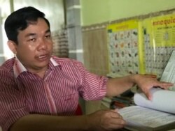 Din Puthy, a former CNRP official, shows VOA Khmer documents of legal cases with one pending case dating back to 2009, in Poipet, Banteay Meanchey province, Cambodia, May 26, 2020. (Hul Reaksmey/VOA Khmer)