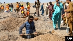 Warga Afghanistan menggali kuburan untuk jenazah para korban gempa di desa Sarbuland, distrik Zendeh Jan, provinsi Herat. 