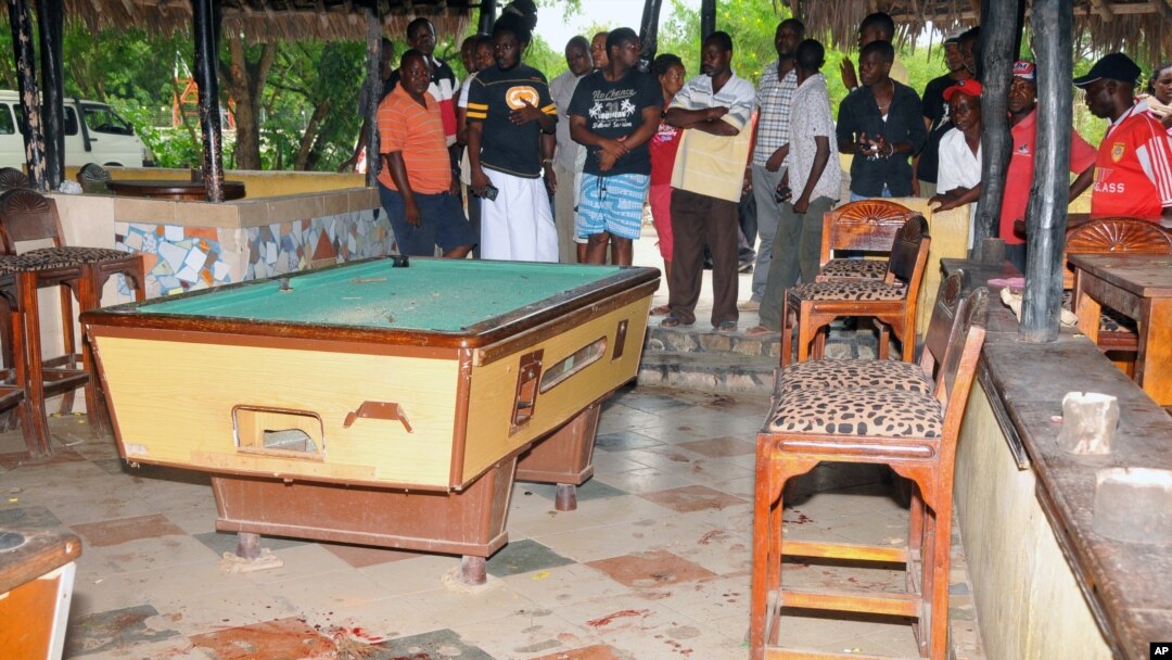 Warga mengamati lokasi dekat meja biliar yang terkena serangan granat di sebuah cafe di Ukunda, 40 kilometer dari Mombasa (2/1).