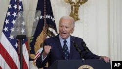 El presidente Joe Biden habla durante un evento con la vicepresidenta Kamala Harris en la Sala Este de la Casa Blanca en Washington, el jueves 26 de septiembre de 2024, sobre la violencia con armas de fuego en Estados Unidos. 