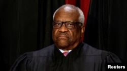El juez adjunto de la Corte Suprema de EE. UU., Clarence Thomas, posa durante un retrato grupal en la Corte Suprema de Washington, EE. UU., el 7 de octubre de 2022.