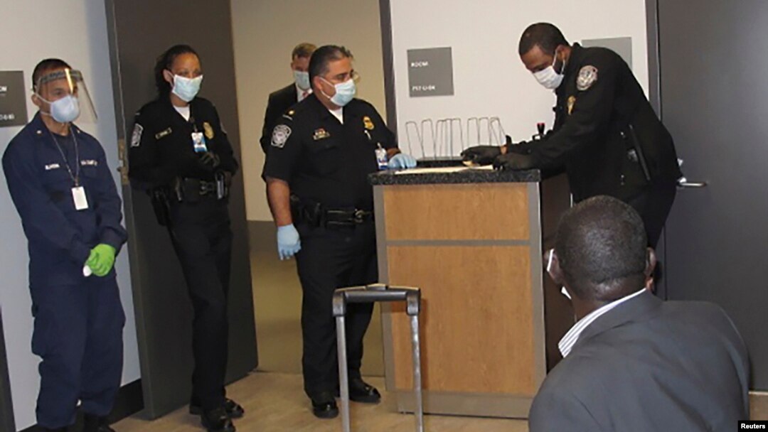 Petugas bandara AS di kota Atlanta, Georgia memeriksa penumpang yang baru datang dari Guinea (foto: dok). Seorang dokter AS yang baru kembali dari Guinea positif tertular ebola.