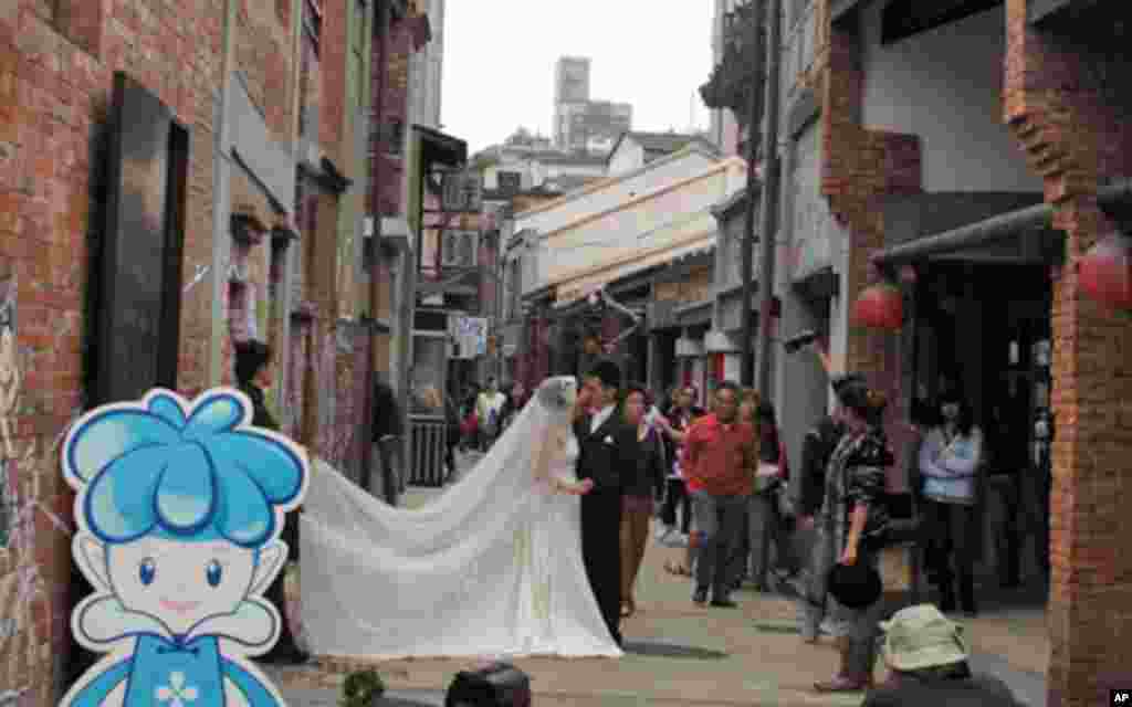 新人在剥皮寮古色古香的街道里拍婚纱照