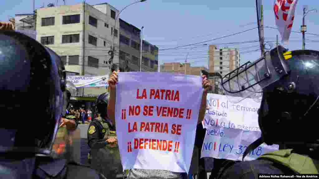  Decenas de manifestantes se concentran en las inmediaciones del Centro de Convenciones de Lima, Perú, este jueves 14 de noviembre de 2024. &nbsp; 