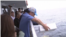 15일 류샤오보 가족이 유해를 바다에 뿌리는 모습
