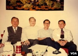 Tại nhà Gs Trần Ngọc Ninh 1994, từ trái: nhà văn Võ Phiến, Gs Trần Ngọc Ninh, Gs Nguyễn Văn Trung từ Montréal Canada, Ngô Thế Vinh. [tư liệu Ngô Thế Vinh]