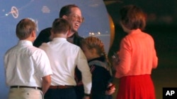 Jeffrey Fowle es recibido por su familia a su llegada a la Base Aérea Wright-Patterson en Ohio.