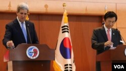 Menlu AS John Kerry (kiri) dalam konferensi pers bersama Menlu Korsel Yun Byung-se di Seoul, Senin (18/5).
