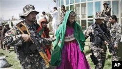 Nhân viên an ninh Afghanstan đưa các phần tử Taliban bị bắt trong lúc giả làm phụ nữ ra trước các nhà báo tại cục tình báo ở Mehterlam, tỉnh Laghman của Afghanistan
