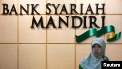 Seorang pegawai di Bank Syariah Mandiri di Jakarta. (Foto: Dok)