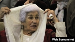 منیر شاهرودی فرمانفرمائیان، هنرمند ۹۵ ساله، در مراسم افتتاح تالار دائمی آثارش در مجموعه «نگارستان» دانشگاه تهران